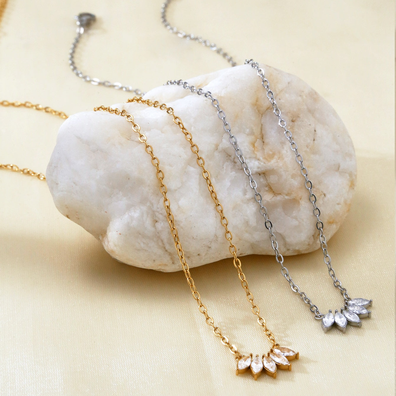 COLAR FLOR DE CRISTAL